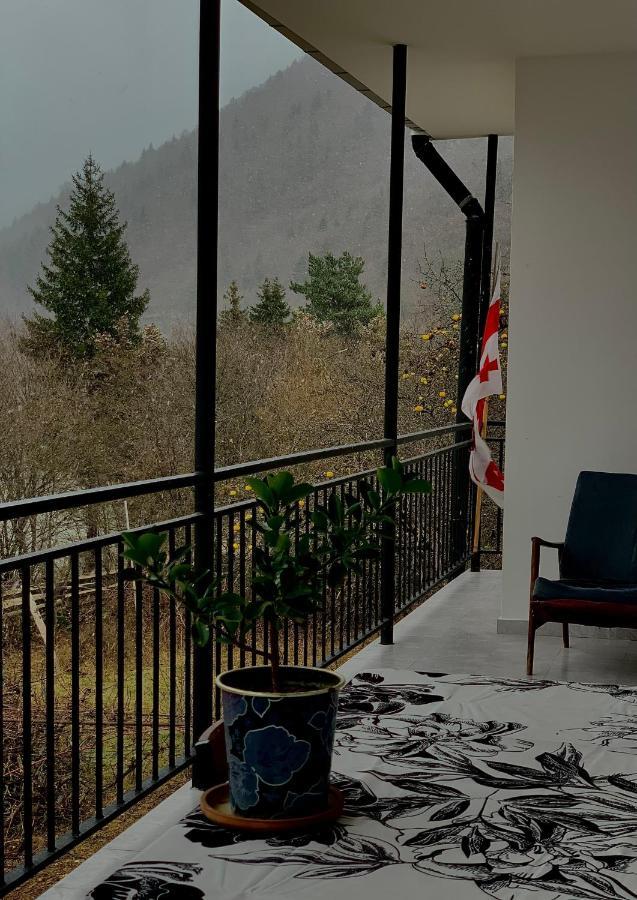 White House In Borjomi Hotel Buitenkant foto